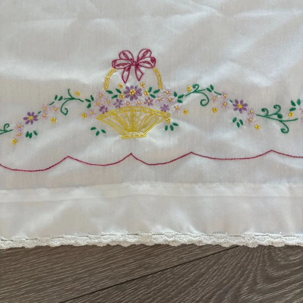 Vintage Thomaston White Hand‎ Embroidered No Iron USA Made Standard Pillowcase